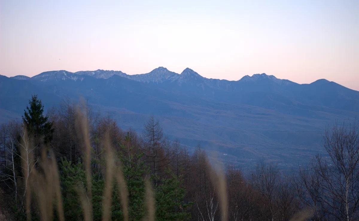 夕暮れの空に浮かぶ、八ヶ岳の稜線