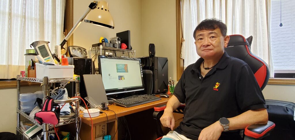 モニターと人物