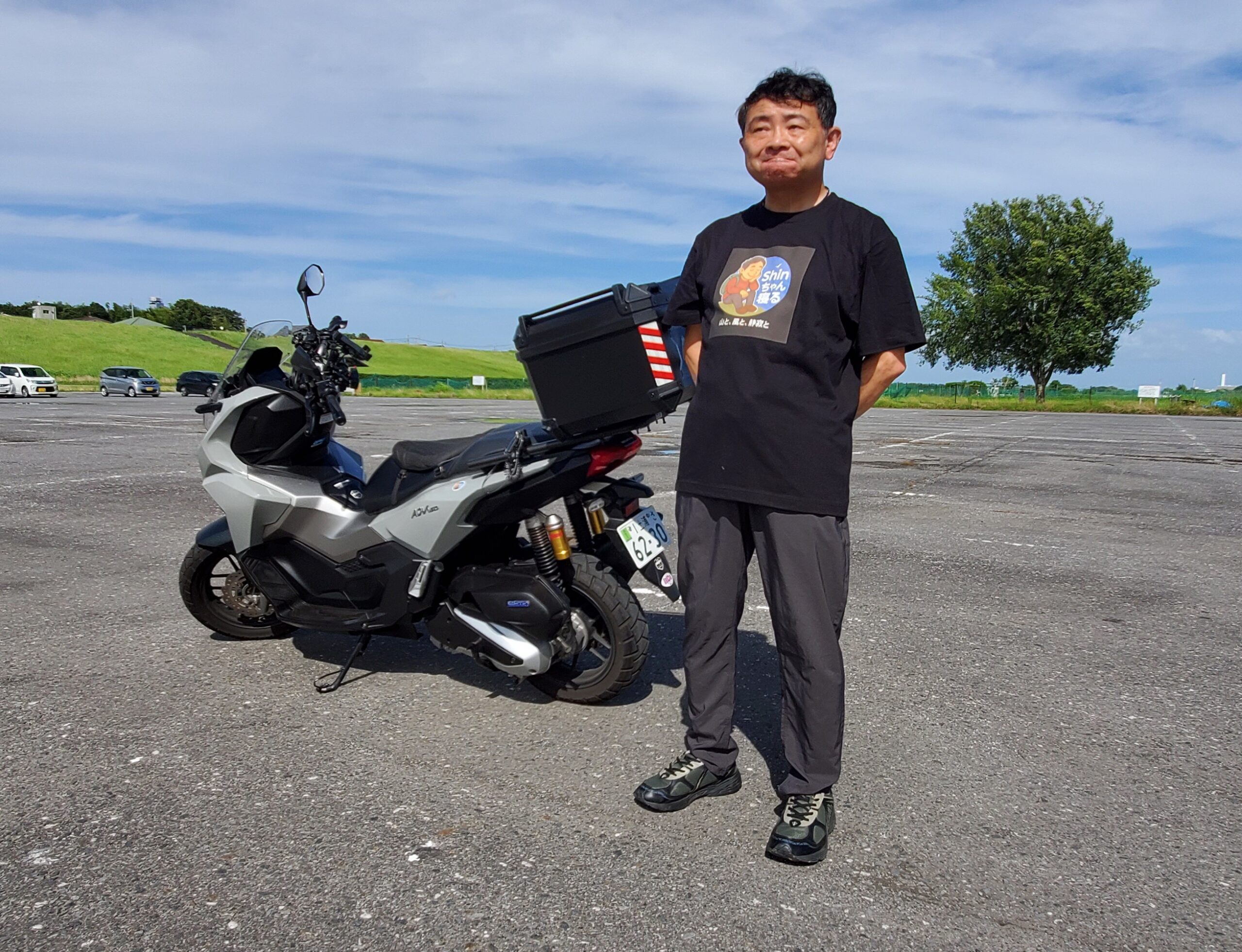 オリジナルTシャツを着てて記念撮影