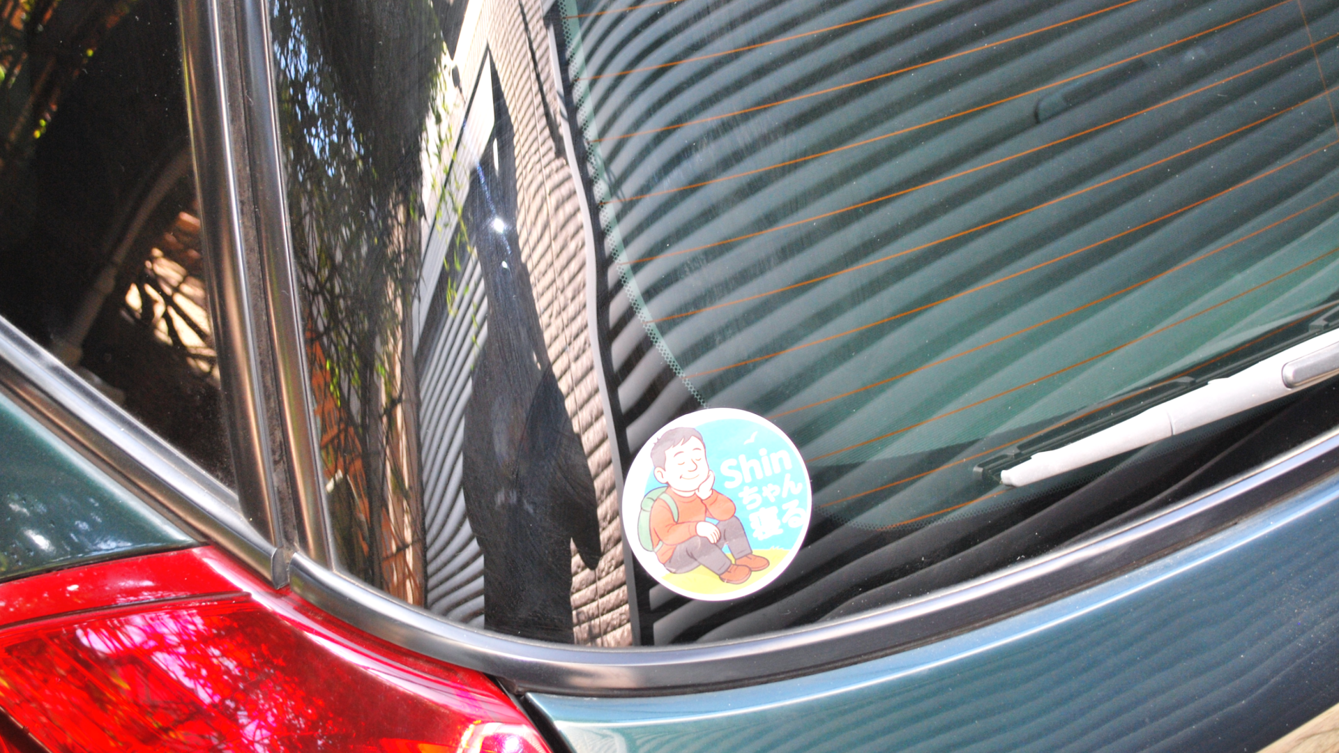 車に貼ったロゴステッカー
