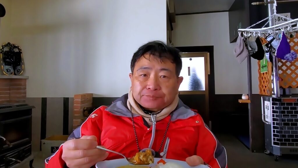 レストラン花咲BASEでランチを食べる人