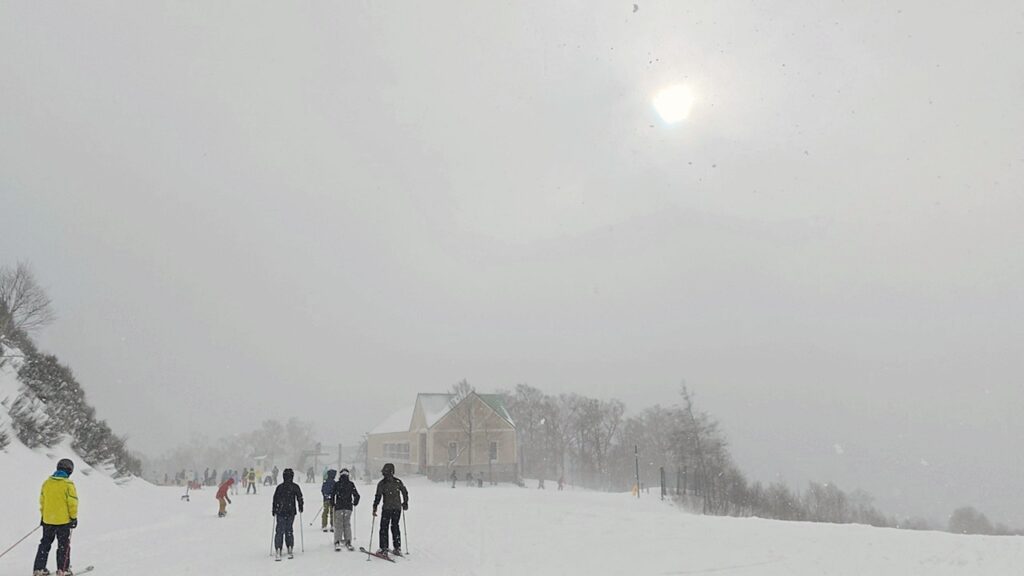 雪の中のスキー場