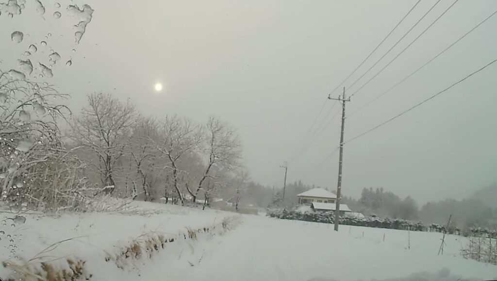 朝日と雪道