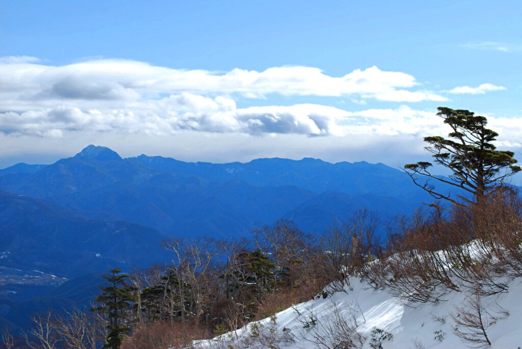 オグナほたかスキー場からの皇海山
