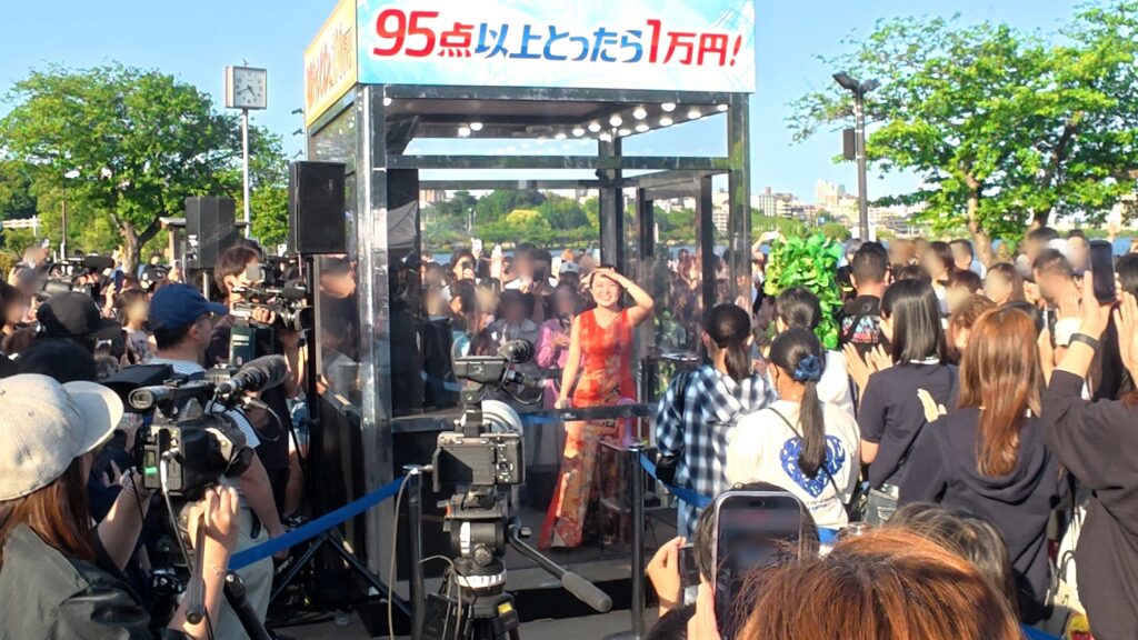透明カラオケボックス