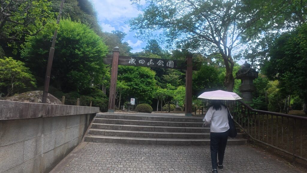 成田山公園入口に向かう女性