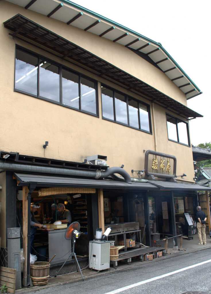 成田駿河屋の店舗外観