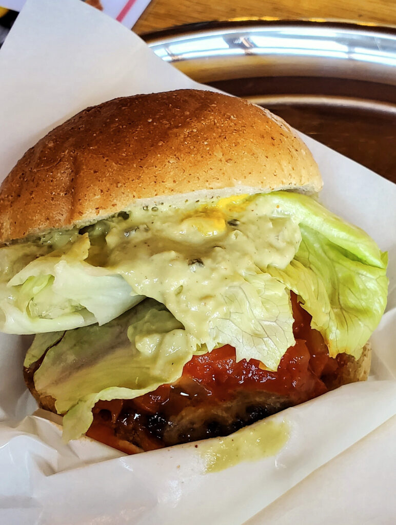 神津牧場で味わったレタスとソースたっぷりのハンバーガー