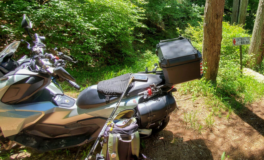 日本一海から遠い地点の登山口へ無事下山し、ADV160と登山装備のもとへ戻った様子