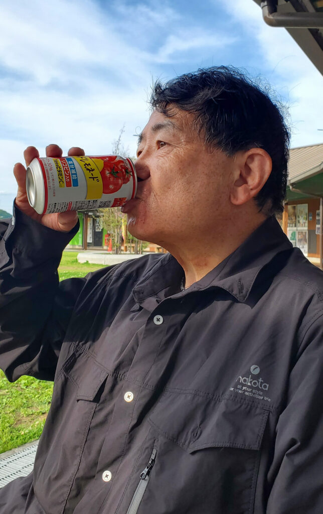 道の駅しもにたで伊藤園のレッドレモネードを飲みながら休憩する様子