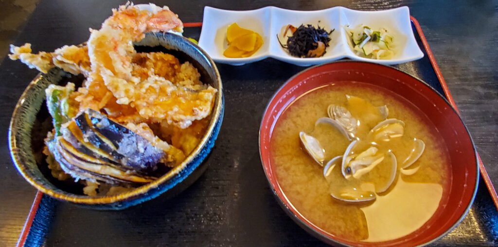 お目当ての「穴子と海老天丼」1,750円。大きな穴子と海老、野菜天に、あさり汁と小鉢が付いたボリューム満点の一膳です。