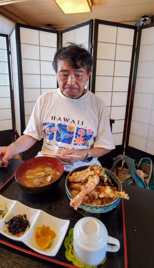 富津のくい処魚忠で穴子と海老天丼を前に箸を持つShin