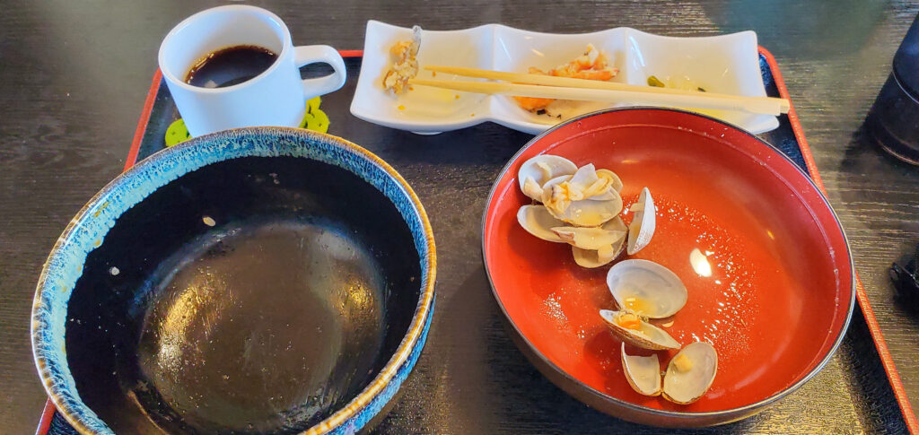 くい処魚忠で穴子と海老天丼を完食した後の器