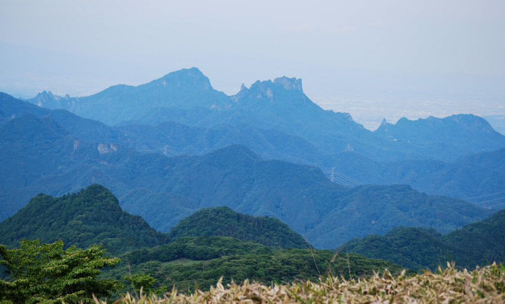 物見山周辺から望む岩峰が連なる妙義山