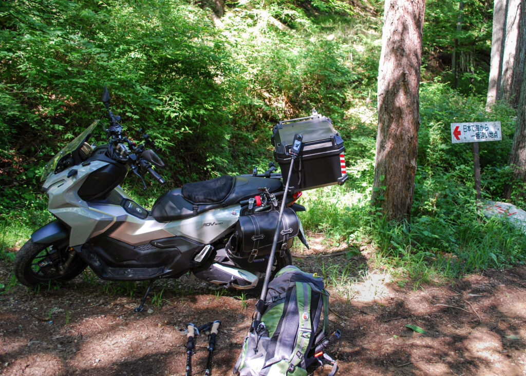 日本一海から遠い地点の入口に停めたADV160と登山装備