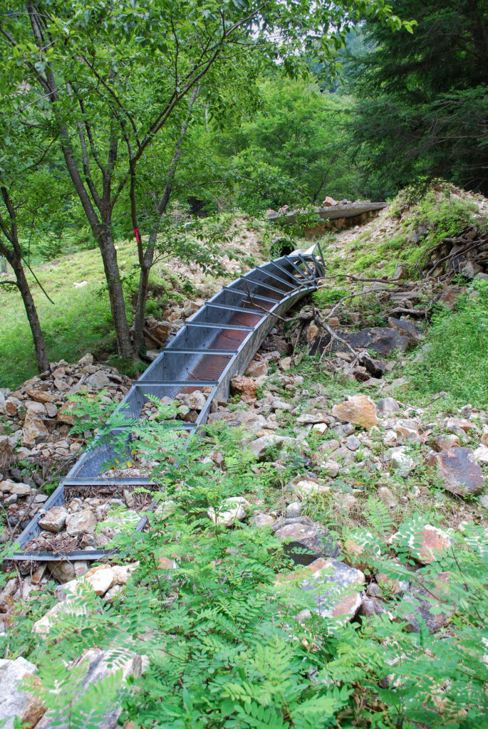西沢金山跡の森の中に残る石積みの遺構