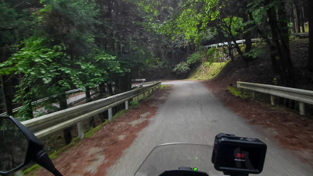 ADV160で田口峠の狭く曲がりくねった山道を走行する様子
