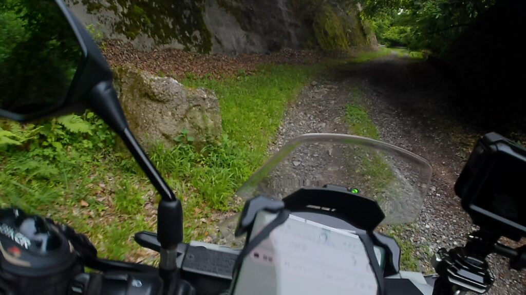ADV160の車上から見た山中の細い砂利道