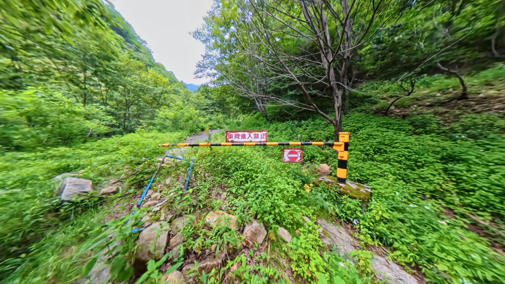 西沢金山跡へ続く道に設置された車両進入禁止ゲート