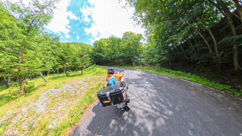 緑深い山王林道を走るADV160