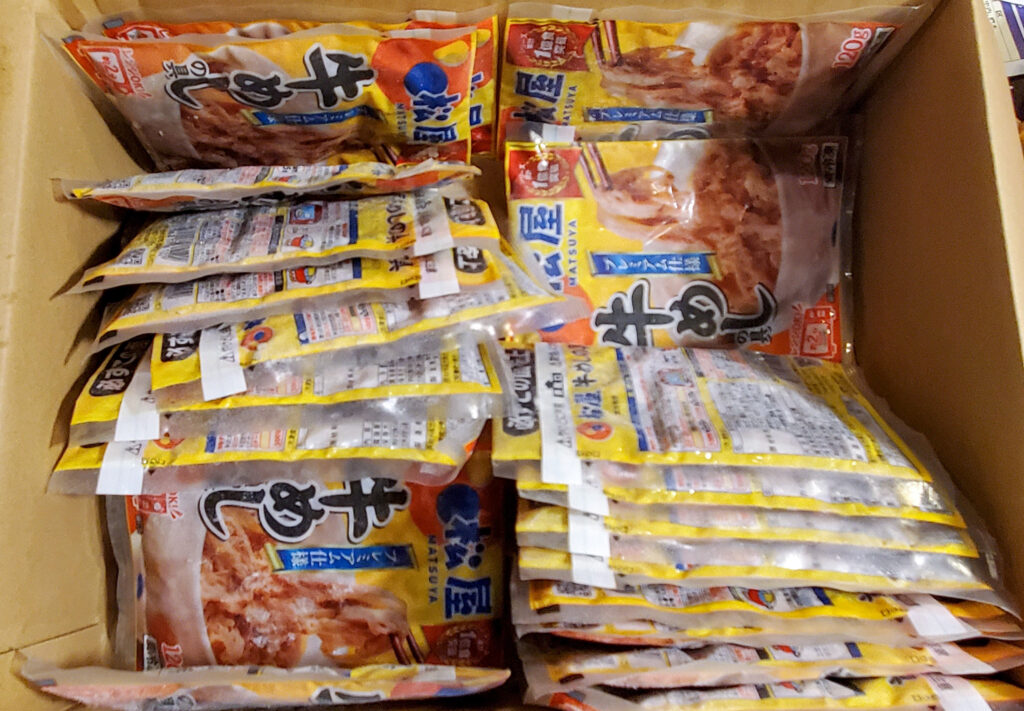 セットの中心となる「牛めしの具」は120g×22食。並べてみるとなかなかの量です。