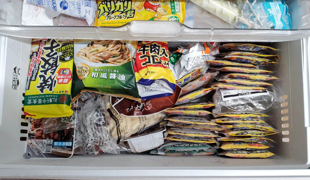 松屋の訳ありセット31食を収納した家庭用冷凍庫。右側に牛めしの具が何段にも重ねて収納されている。