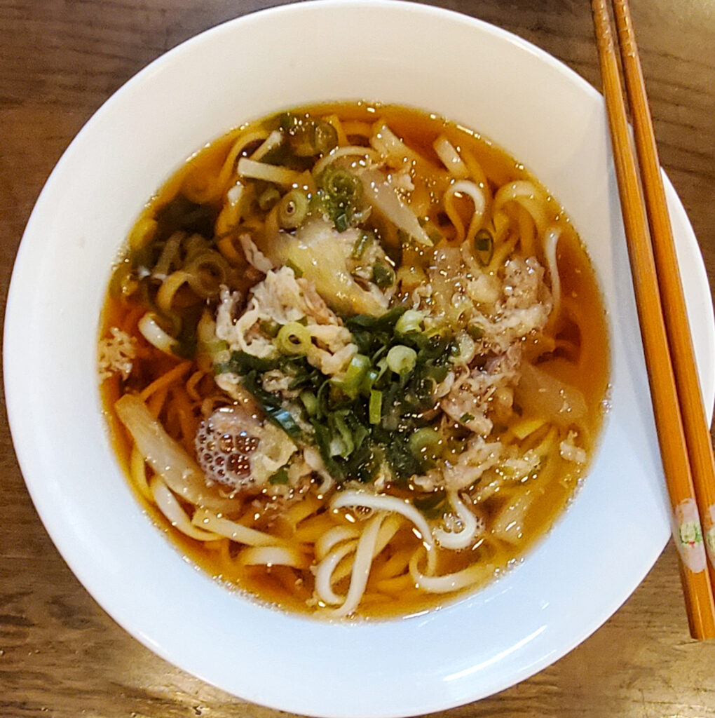 松屋の冷凍牛めしの具をうどんに載せ、刻みネギを加えて作った肉うどん。