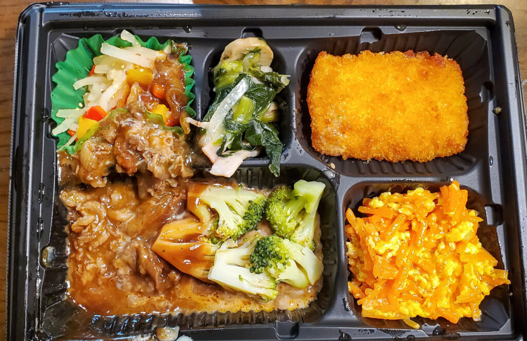 8月31日のワタミの宅食「まごころおかず」ビーフシチューとエビカツなど4種類の副菜