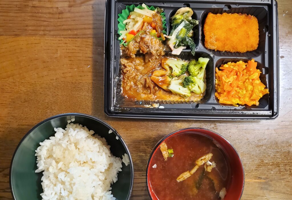 ワタミの宅食「まごころおかず」に自宅で用意したご飯と味噌汁を合わせた夕食