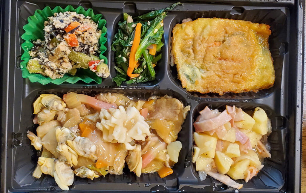 ワタミの宅食「まごころおかず」2日目のイカとあさりの旨煮と4種類の副菜