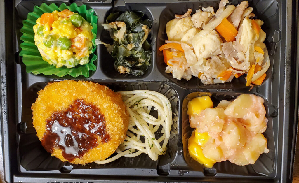 ワタミの宅食「まごころおかず」3日目のコーンクリームコロッケと豚肉とこうや豆腐の炒め煮などの副菜