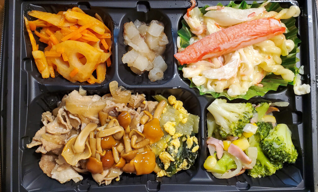 ワタミの宅食「まごころおかず」4日目の豚肉となめこの和風醤油炒めと4種類の副菜
