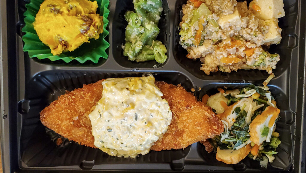 ワタミの宅食「まごころおかず」5日目の白身魚フライ タルタルソースと4種類の副菜