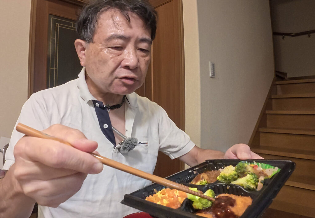 ワタミの宅食「まごころおかず」を実際に食べてレビューする様子