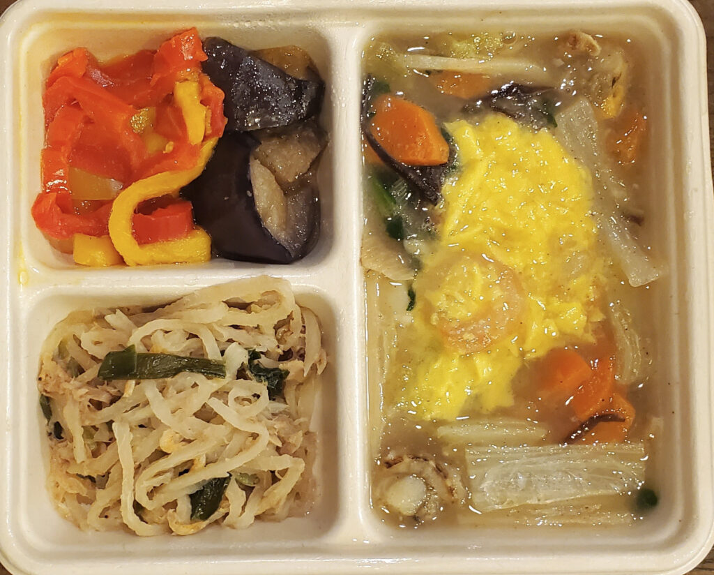 DELIPICKSの海鮮八宝菜を電子レンジで温めた状態。海鮮と野菜のあんかけ、切干大根、ナスとパプリカの副菜が並ぶ。