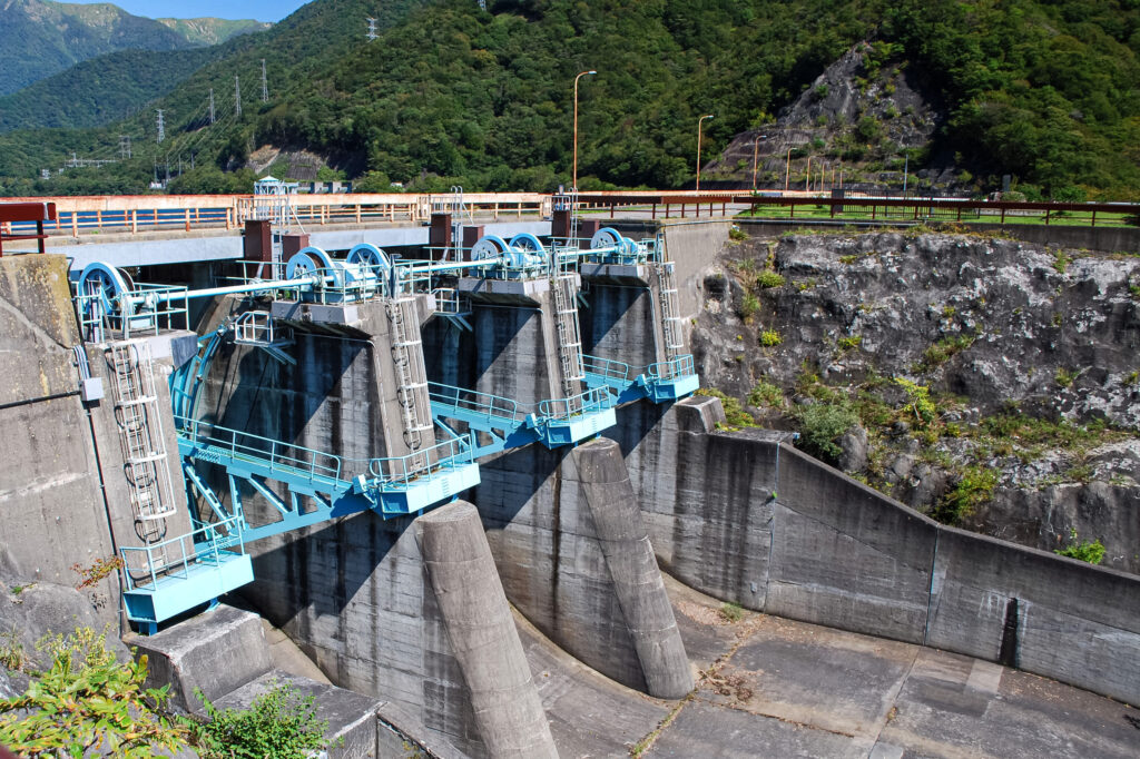 栃木県那須塩原市の深山ダム。巨大なコンクリート構造物と水門設備が並ぶ、ダム本体の風景。