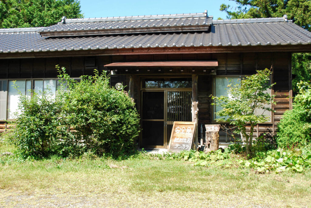 那須の自然に囲まれた「テンカラ（天空）自然料理の店」の外観。瓦屋根と木造の建物が特徴的な古民家風の食事処。