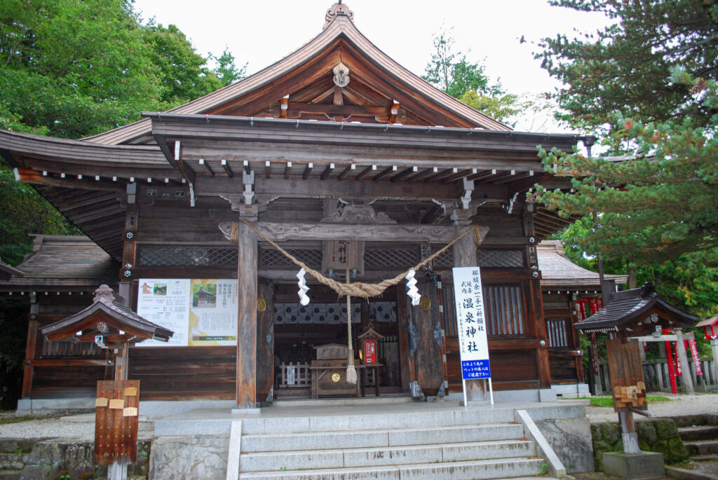 栃木県那須町の那須温泉神社の拝殿。木造の社殿に大きなしめ縄が掛けられている。