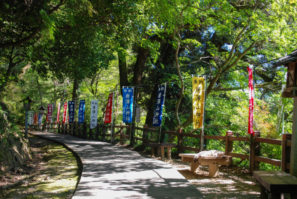 唐澤山神社の奉納旗が並ぶ緑豊かな参道
