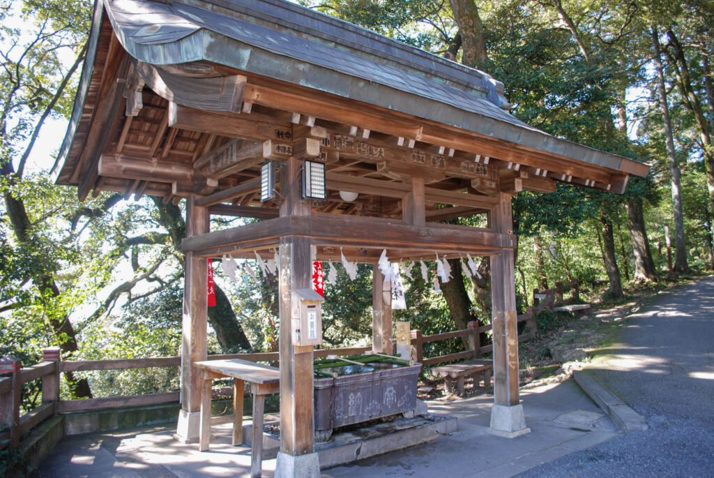 唐澤山神社の手水舎と周囲の木々